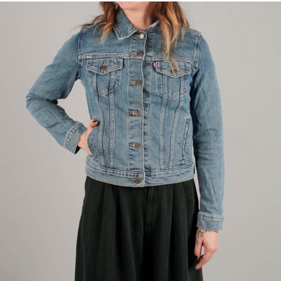 NWT Levi's Original Trucker Jacket in Medium Wash - Picture 12 of 13